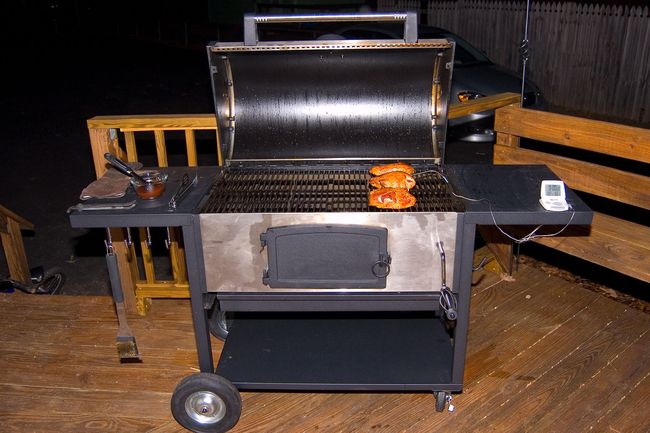 Barbeque chicken
on the new grill.  
Keywords: grill