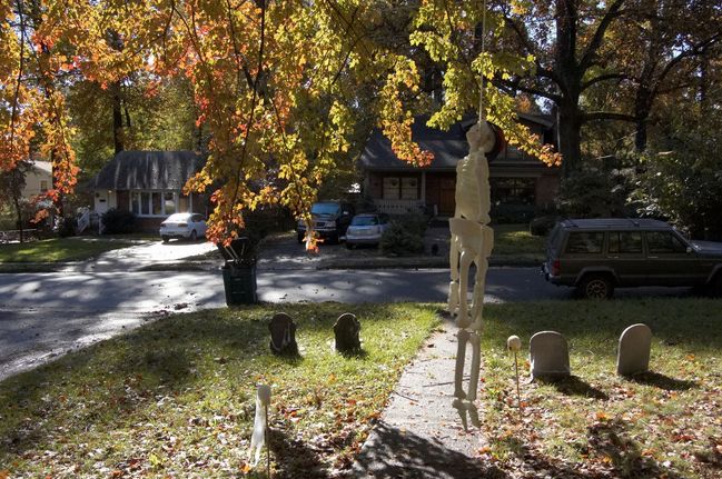Front yard decorated for halloween
Keywords: Halloween