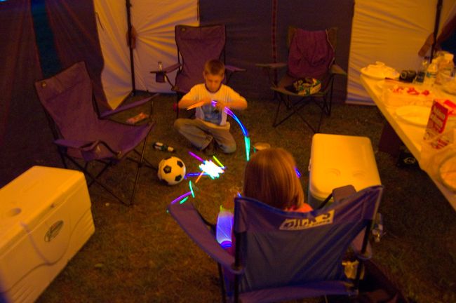 Kids assemble glow sticks
Seneca Shadows Campground, Seneca Rocks, WV
Keywords: seneca-rocks-2008