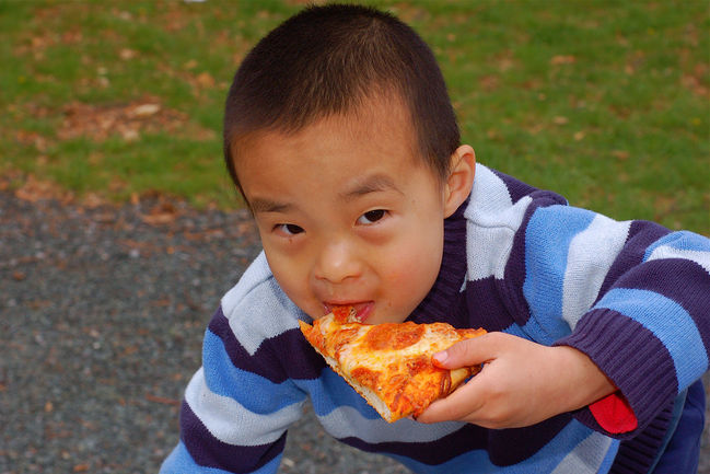 Thomas enjoying Erik's delicious pizza
grilled pizza
Keywords: dundo2007